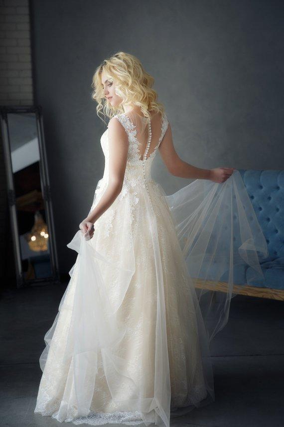 A Line Tulle Ivory Sweetheart Lace Wedding Dresses Appliques Wedding Gowns